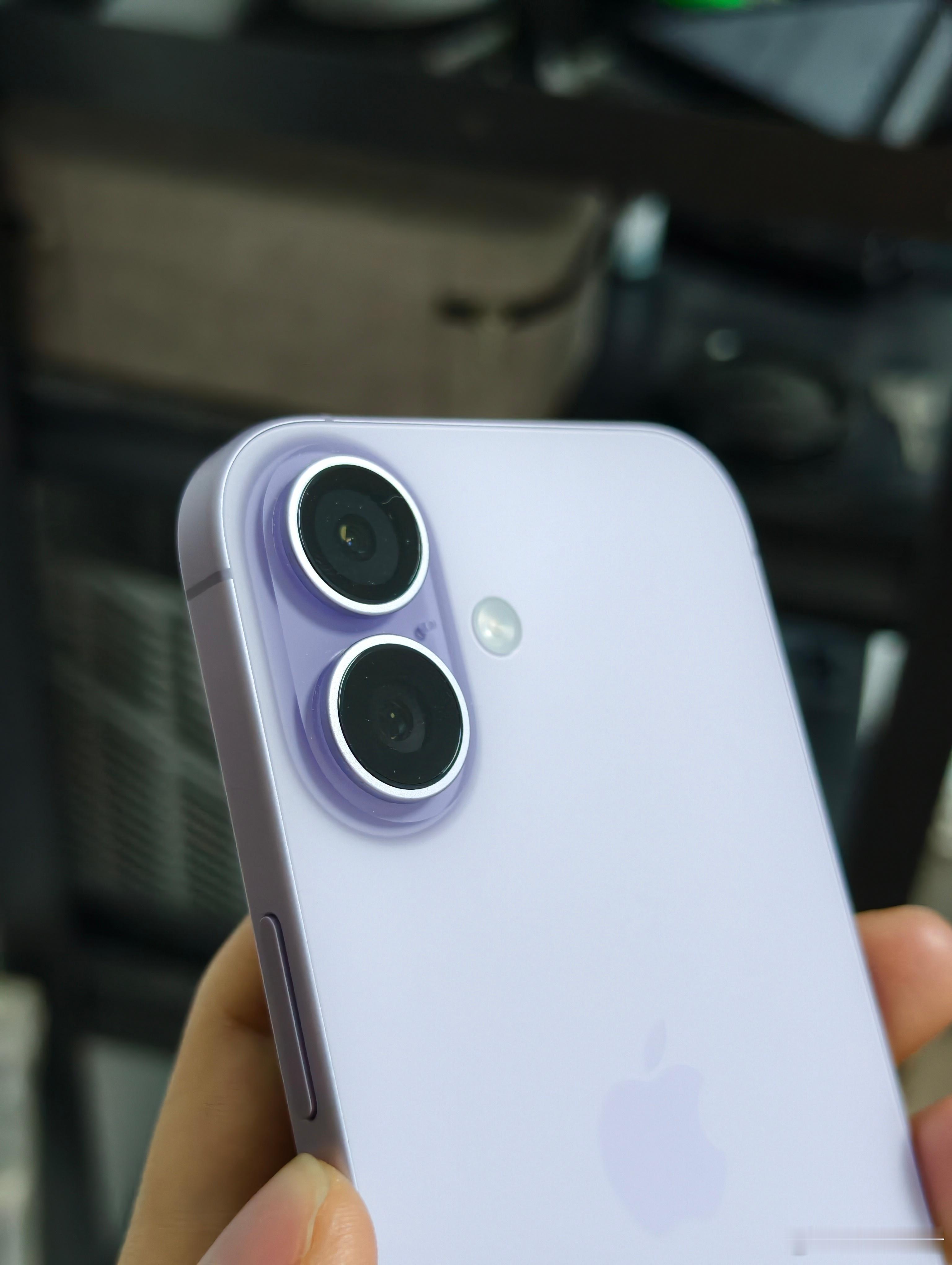 这代的iPhone17说是卖爆了一点不过分，标准版能成为系列销量的中流砥柱，说