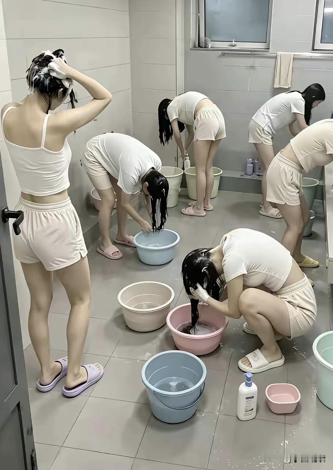 这是什么单位的集体宿舍？这些女孩子怎么都穿着一样款式一样颜色的衣服呢，万一穿混了
