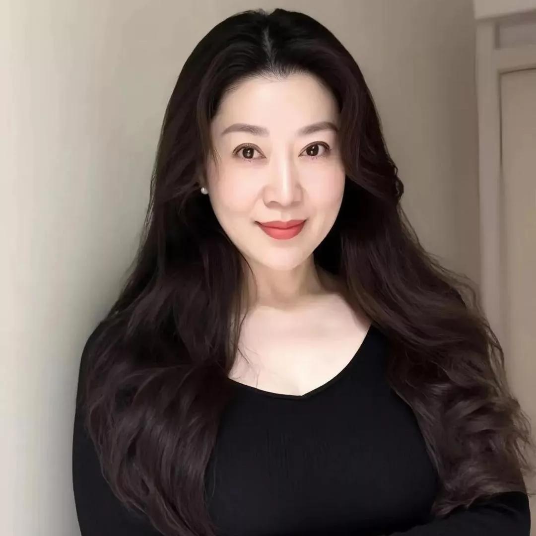 优雅的黑衣女神，温柔笑靥如花💖贵气黑裙女神气质黑长裙黑衣少女自拍黑衣女郎