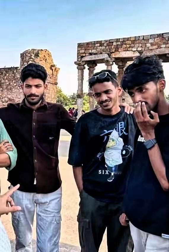 全国人民都知道了某高校的印度留学生要回国了，临走时表示想把全家都搬来东方大国。