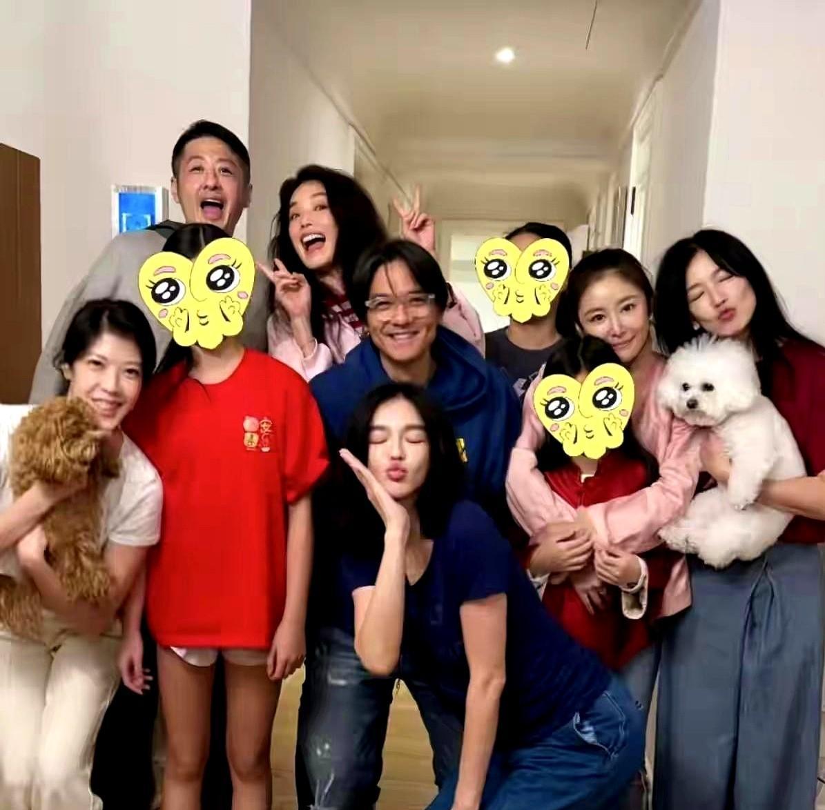 舒淇的春节聚会里，冯德伦安静得像个人形挂件。你瞅见没，大年初三她拽着老公去林熙