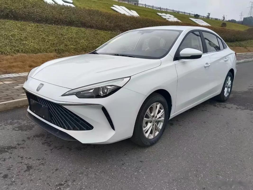 荣威i5手动挡在部分地区可39800元提车，较官方指导价6.89万元降幅近3万，