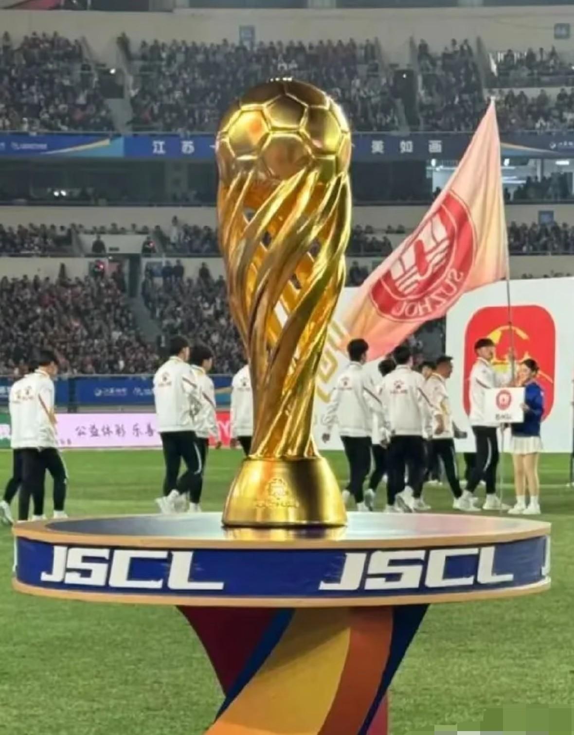 最近江苏那边传了个怪事，泰州足球队拿了全省冠军。有网友说笑话，说他们夺冠全靠没高