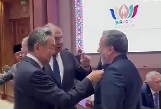 必须给记录下这个镜头的摄影师加鸡腿！这一幕发生在金砖峰会会议间隙，画面中是中俄
