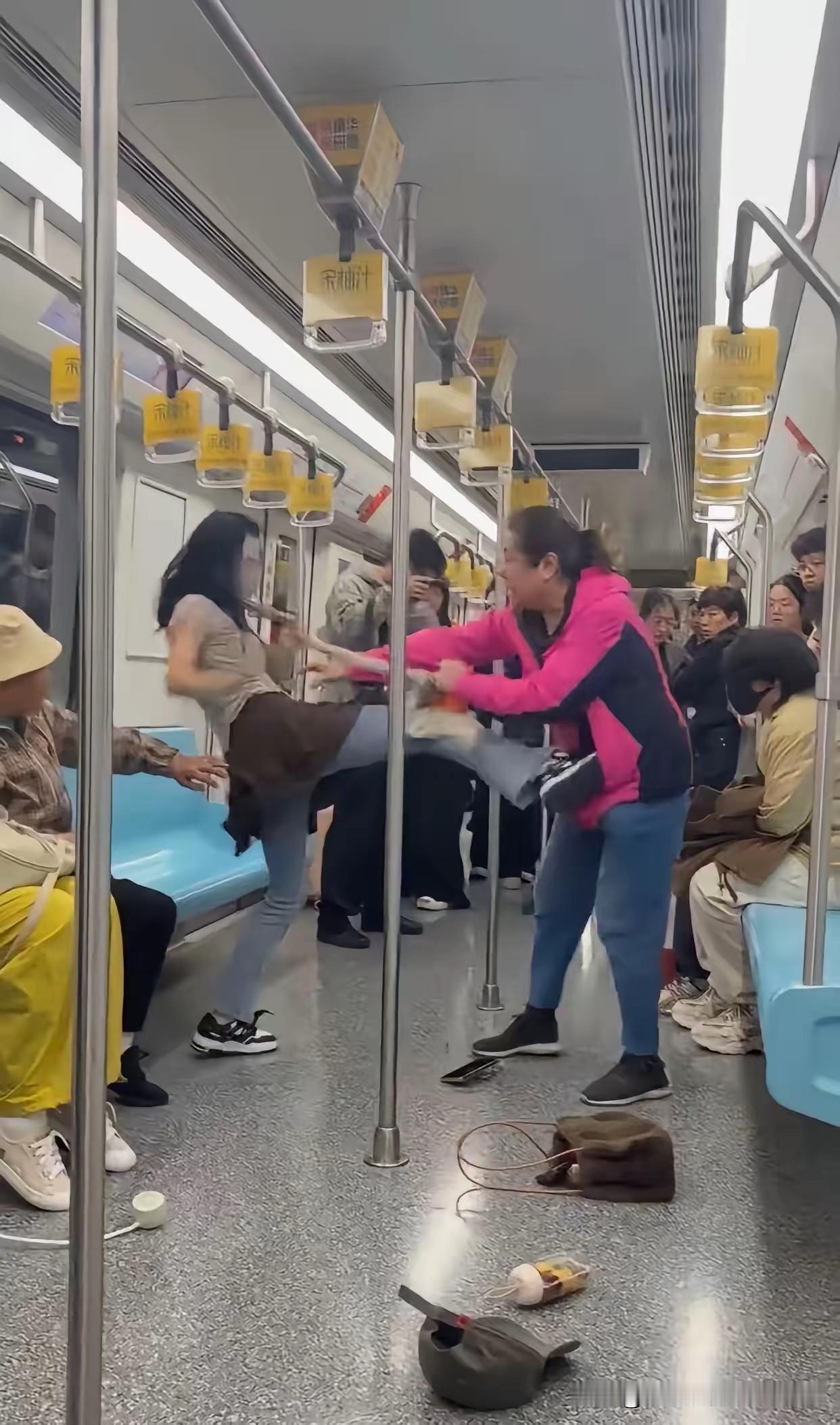 太丢脸了！上海一名32岁女子与66岁老人在地铁上因抢座大打出手，二人互不