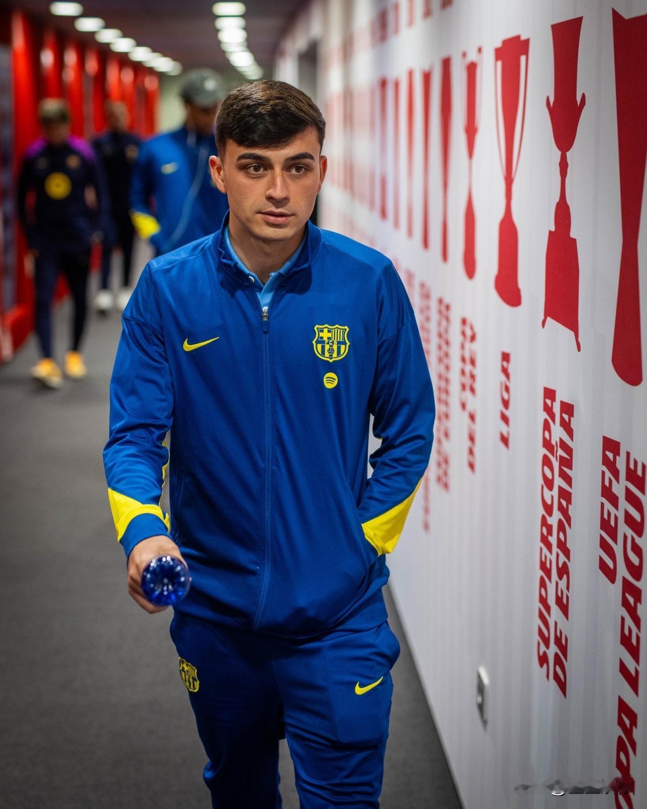 别再过度吹捧佩德里了，老巴萨球迷心里自有衡量标准。红蓝军团向来盛产顶级中场，我们