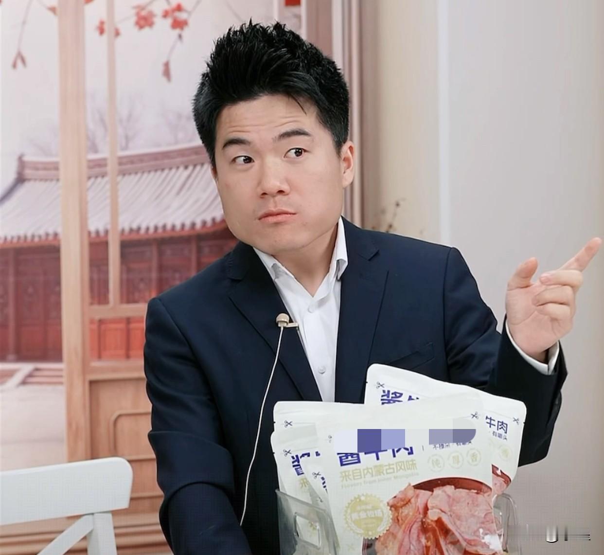 董宇辉昨晚直播时急眼了有人让他交恋爱报告他让马骞儿把人家拉黑还说是