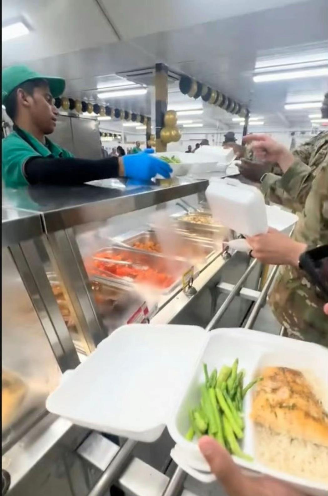 美军TikTok泄露：美军食堂开始供应龙虾大餐和牛排大餐。一般供应这种...