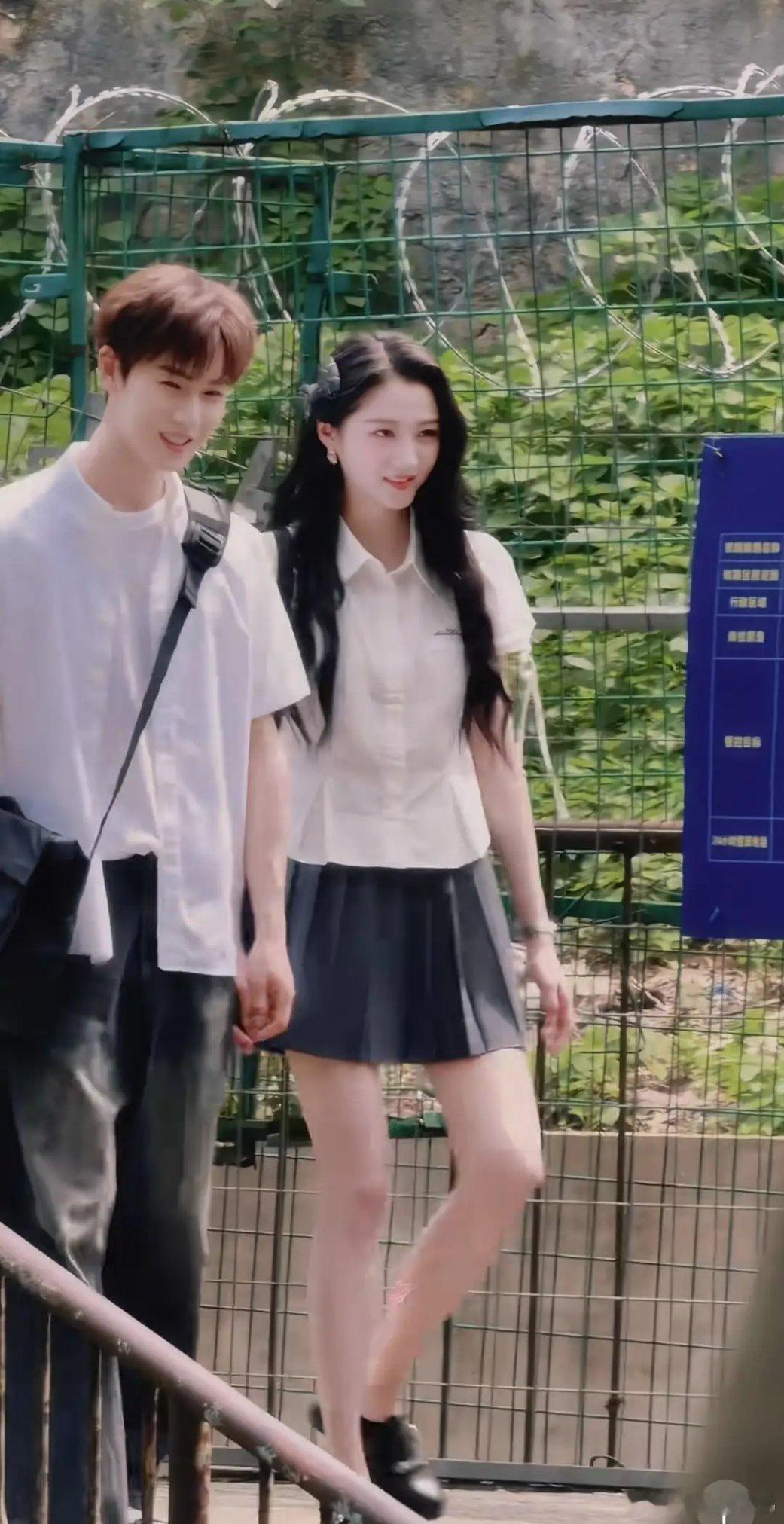 关晓彤×李昀锐拍戏路透出炉。郎才女貌颜值适配度拉满，清冷校花搭配干净校草，满满青