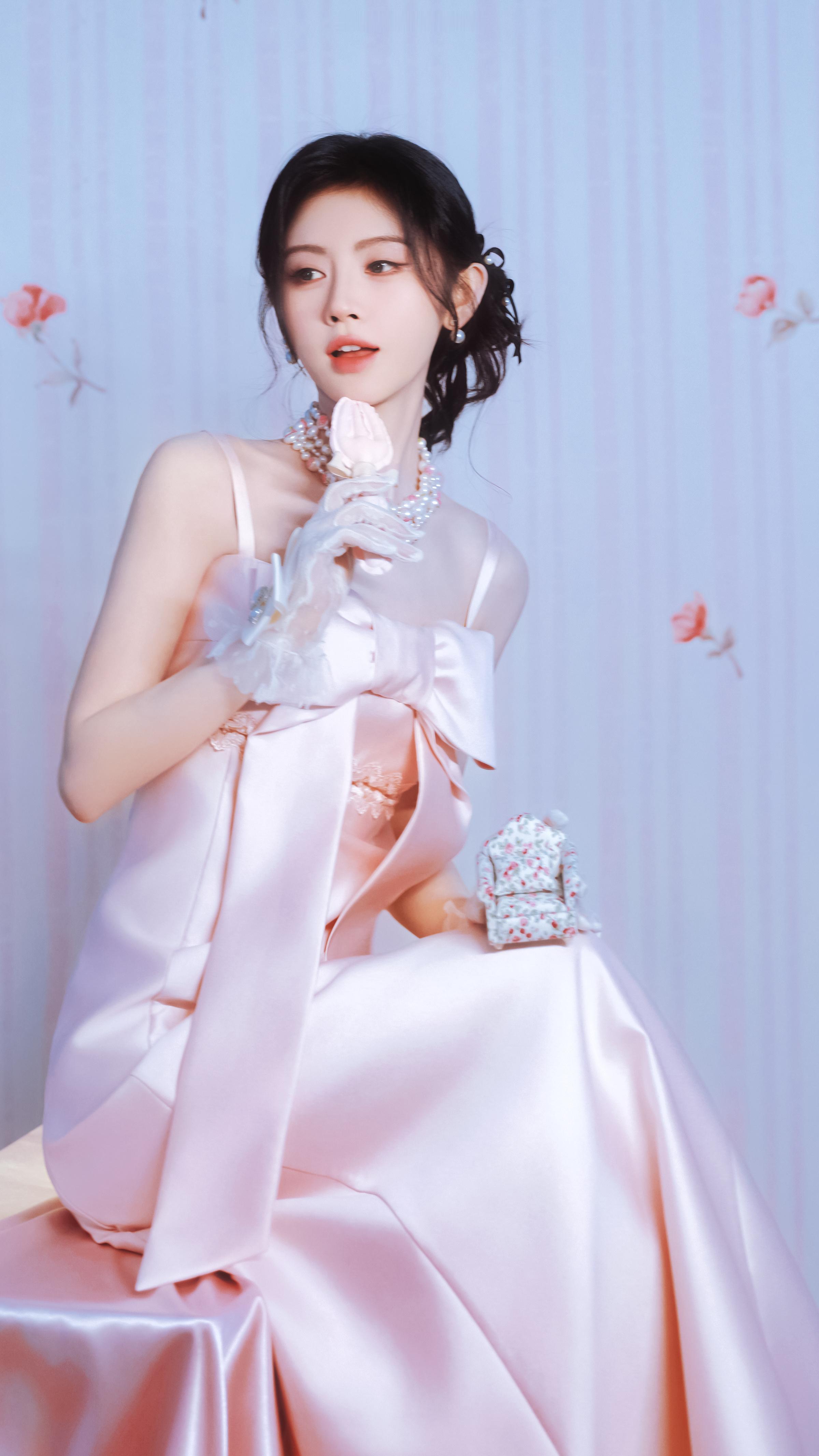 鞠婧祎｜🌸鞠婧祎首位登封port男刊中国女星