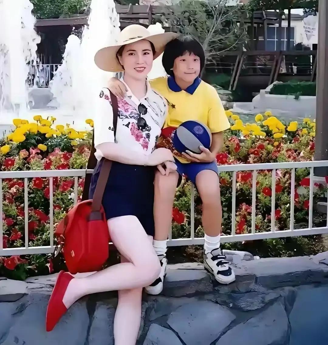 70岁仍吊打流量小花她最后一次公开亮相，穿最简单的白衬衣，镜头扫过，现场快