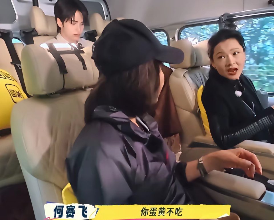 刘嘉玲吃早饭时，拿了四五个鸡蛋，但只吃蛋白蛋黄就丢一边，何赛飞看后心疼的说：“哇