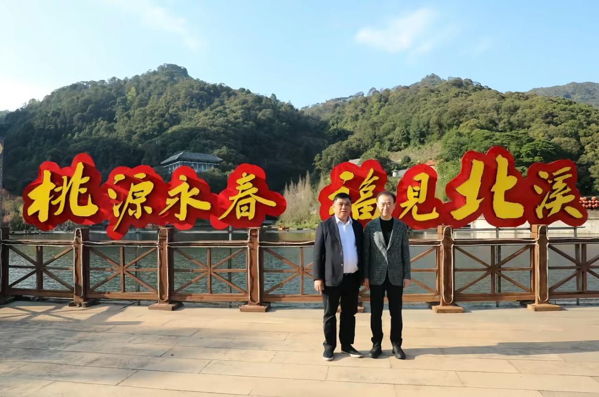 王健林马年首次考察，去了福建永春。当地碧水青山、花雨满山，一派春色。考察途中