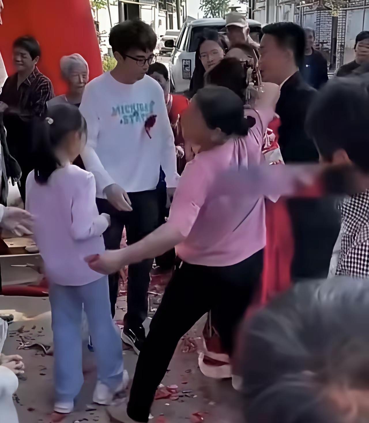 刷到一段婚礼现场的视频，本来是新人的大喜日子，结果闹出了特别离谱的事。一位大妈就