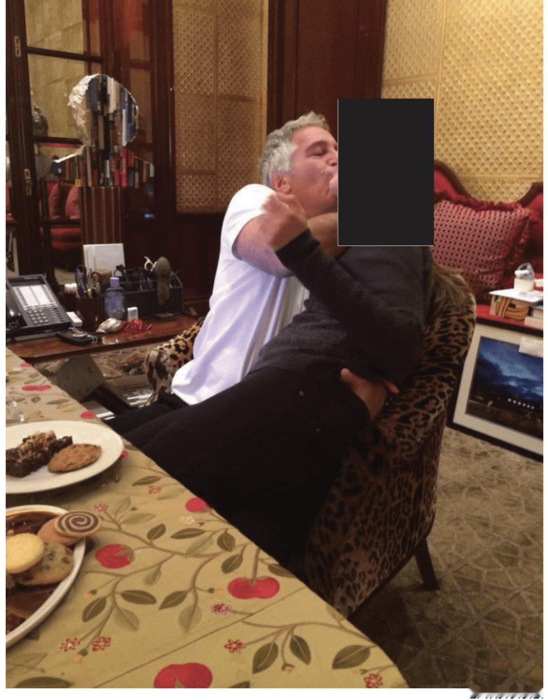 🇺🇸‼️爱泼斯坦档案：杰弗里·爱泼斯坦与他诱骗、虐待和贩卖的一名女孩之间令人