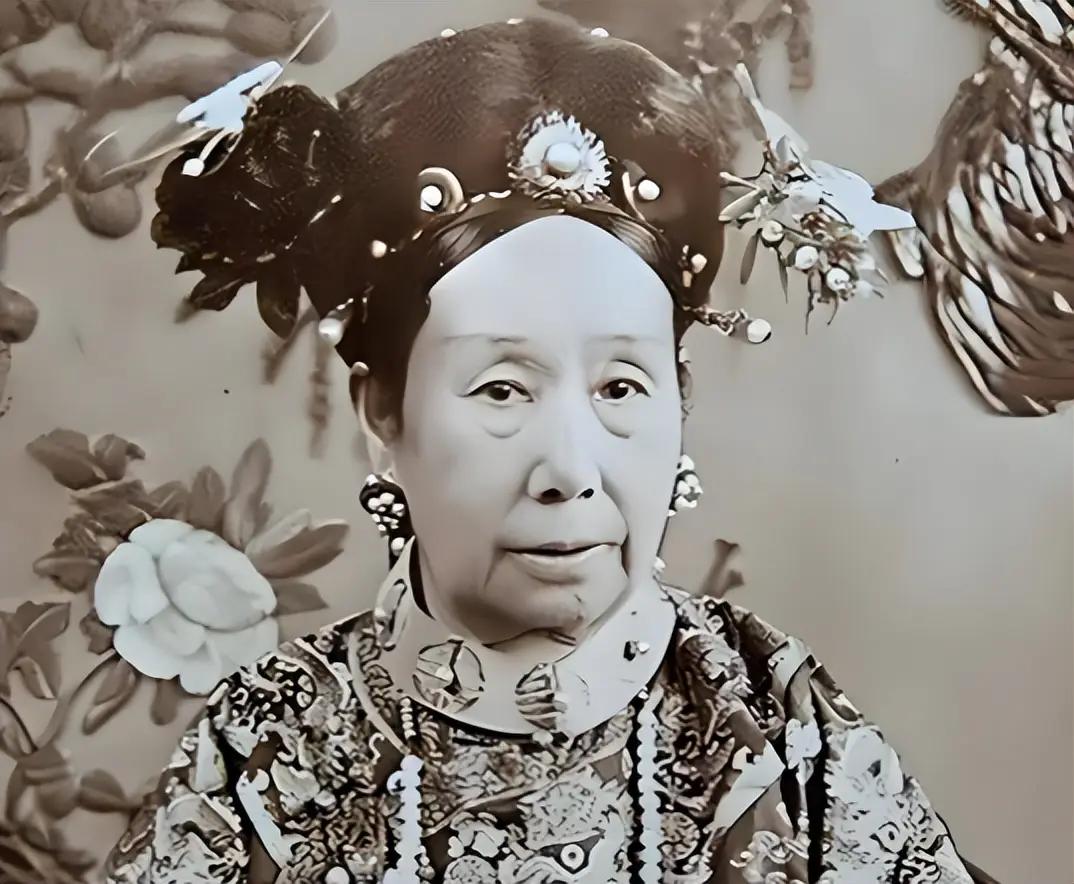 那么大的中国，能被小小的日本侵占，现在想来，有两个罪人：一是清朝老巫婆慈禧太后，