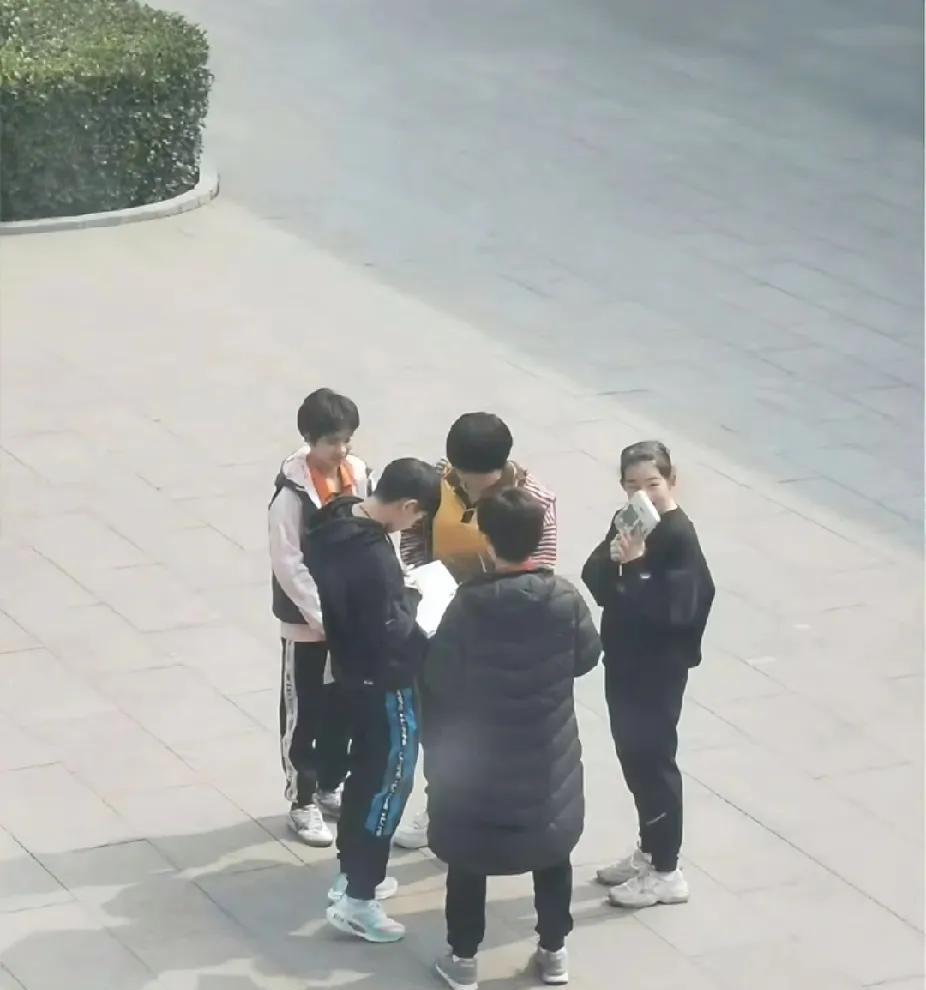 刷到莎莎以前被球迷围堵签名的旧照，笑到拍桌又疯狂心动！莎莎真的把“反差萌”玩明