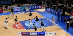 三分雨倾盆而下！徐杰第三节狂轰6记远投，火力炸裂燃爆赛场广东队上半场赢26分
