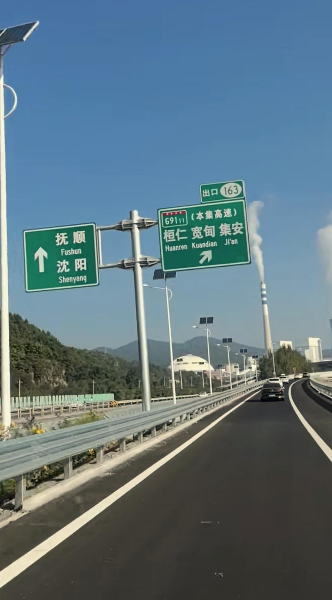 今年十一来本溪游玩的外地游客比去年还多。毕竟去年只是底道拥堵，今年是高速公路与底