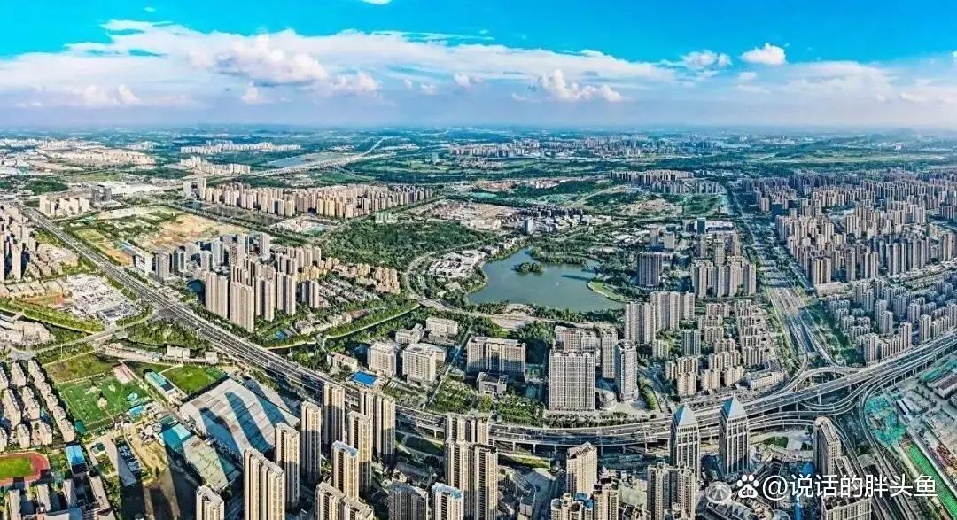“取消物业就能解决问题？”这种说法实在荒唐可笑。若真取消物业，小区的日常管理与服