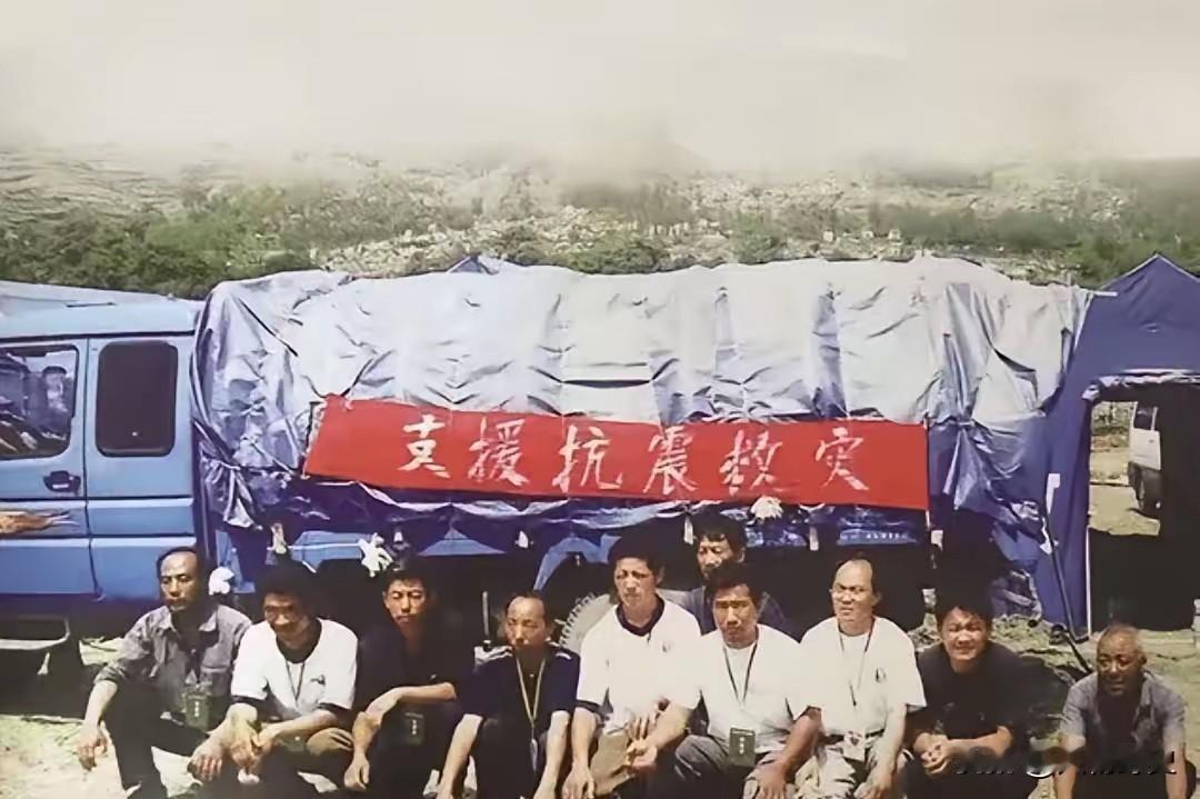 10个山东大汉吃饭遭鄙夷，真实身份曝光后让人肃然起敬10个山东大汉吃饭，却只