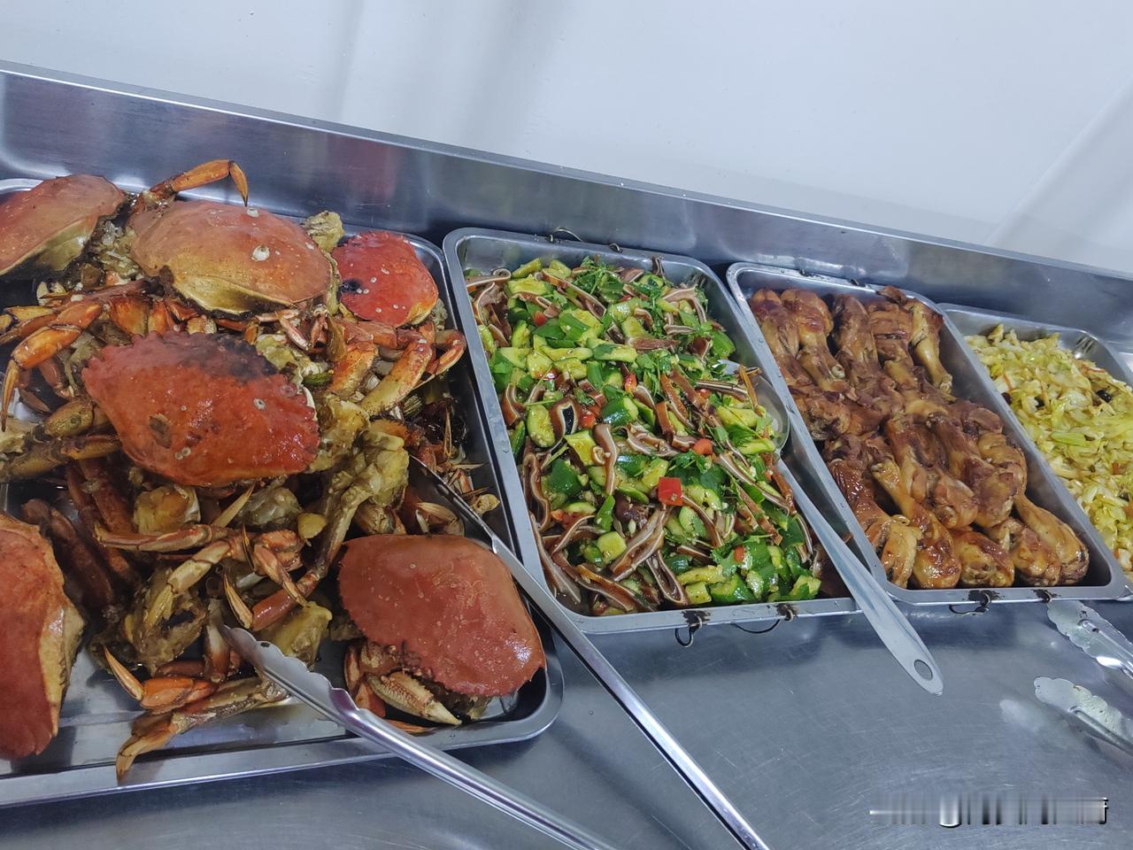 结果在吃饭的时候，有个东北的哥们（实际是两个，他俩都这么说的）说，蟹子不能和西红