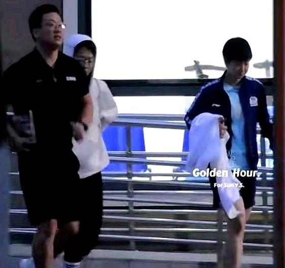 看到这一幕，真的好想哭！天都黑透了，训练场的保安大哥都开始放门帘了，孙颖莎才