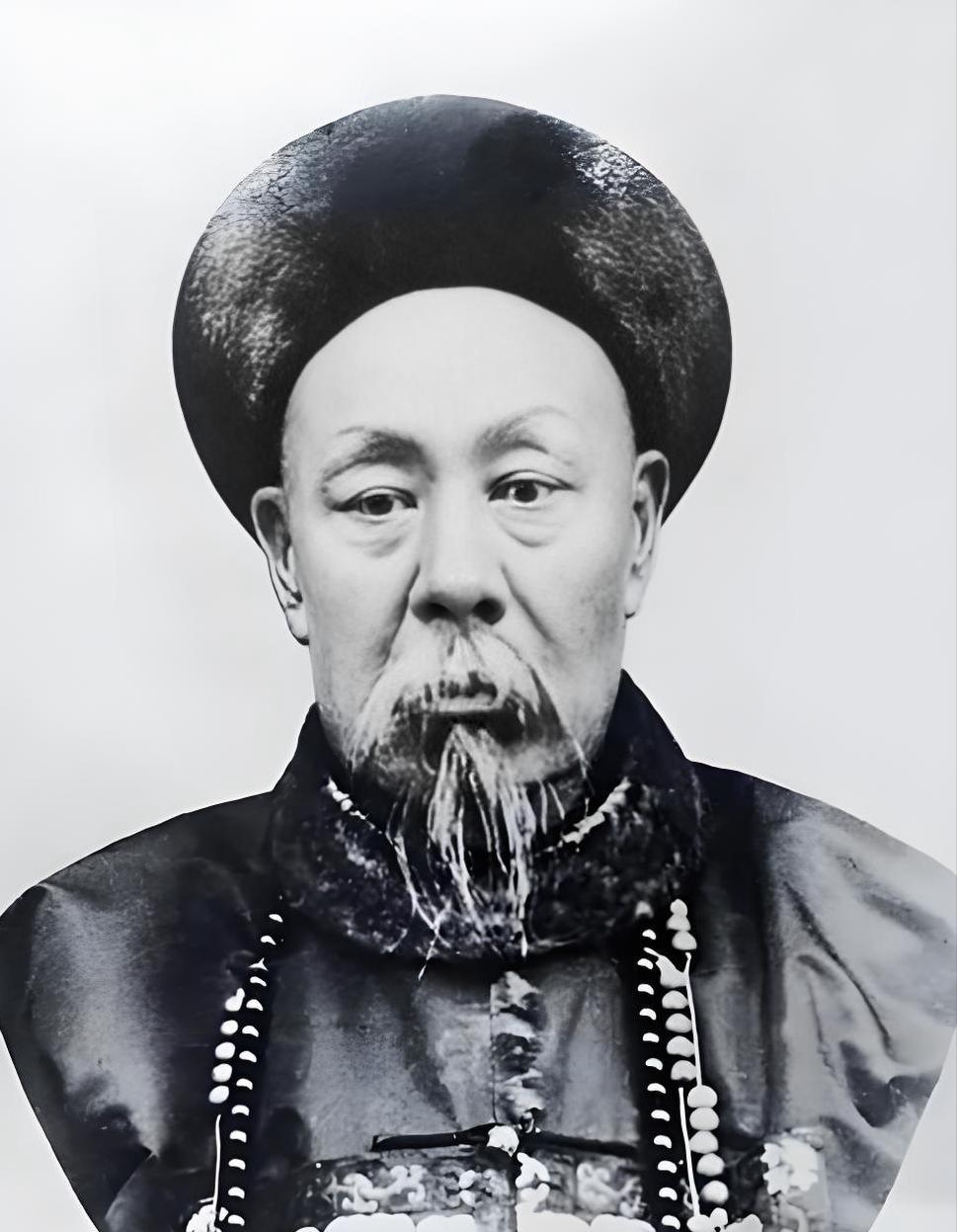 庚子事变后，洋人逼迫清政府处死一批主战派大臣。当这份名单呈到慈禧面前时，她逐一审