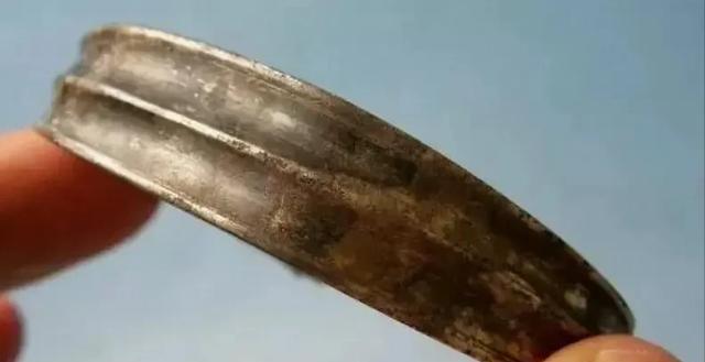 1300年前，1名唐代贵妇，将一个小纸条偷偷藏入手腕上的银镯里。弥留之际，她宁愿