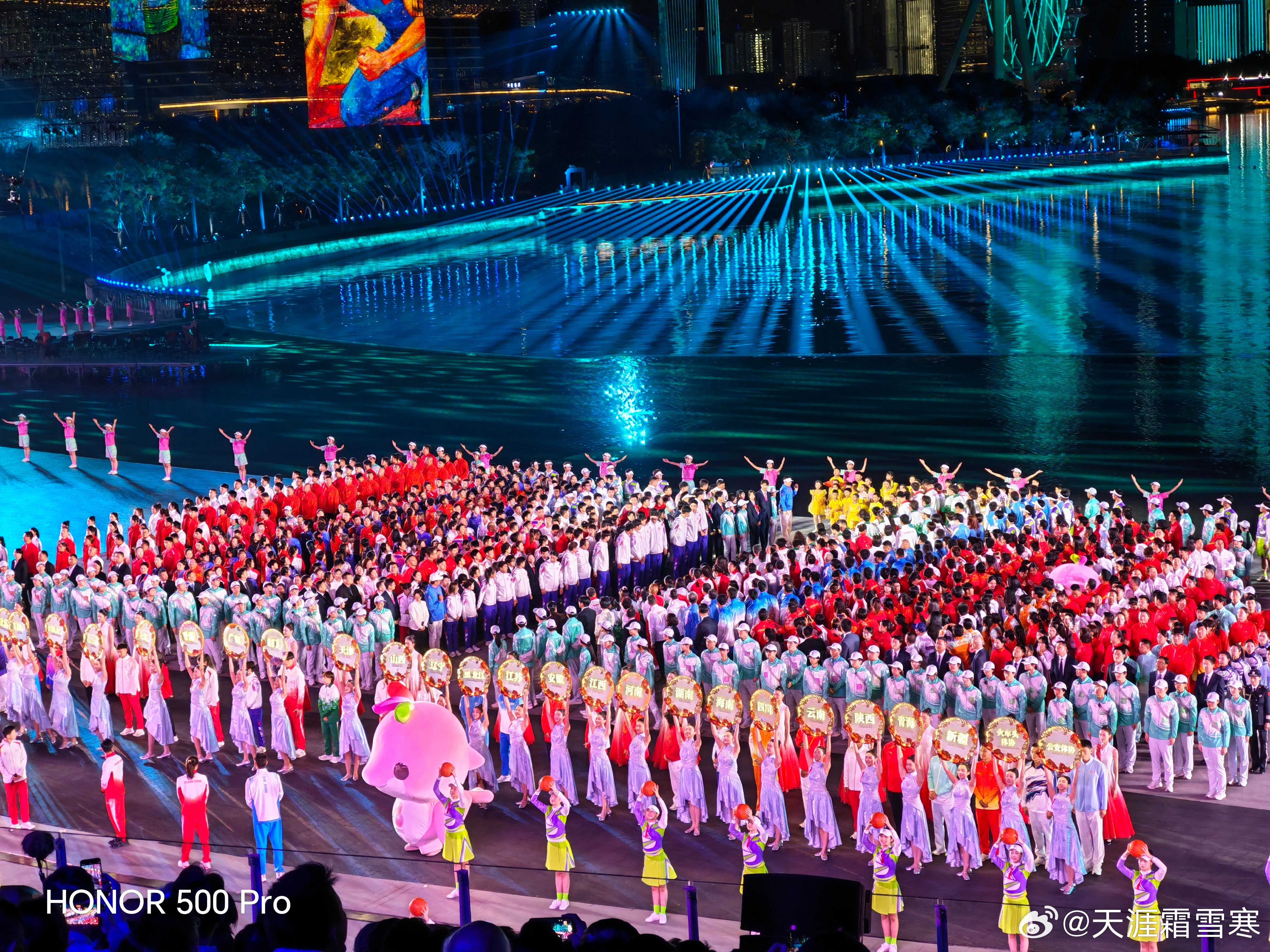 当第十五届全国运动会的圣火在夜空中缓缓熄灭，荣耀500用科技与艺术定格了这场青春