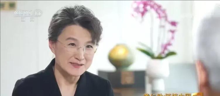 2025年7月20日晚，央视主持人董倩与黄仁勋进行了一场激烈对话，开场一句“He