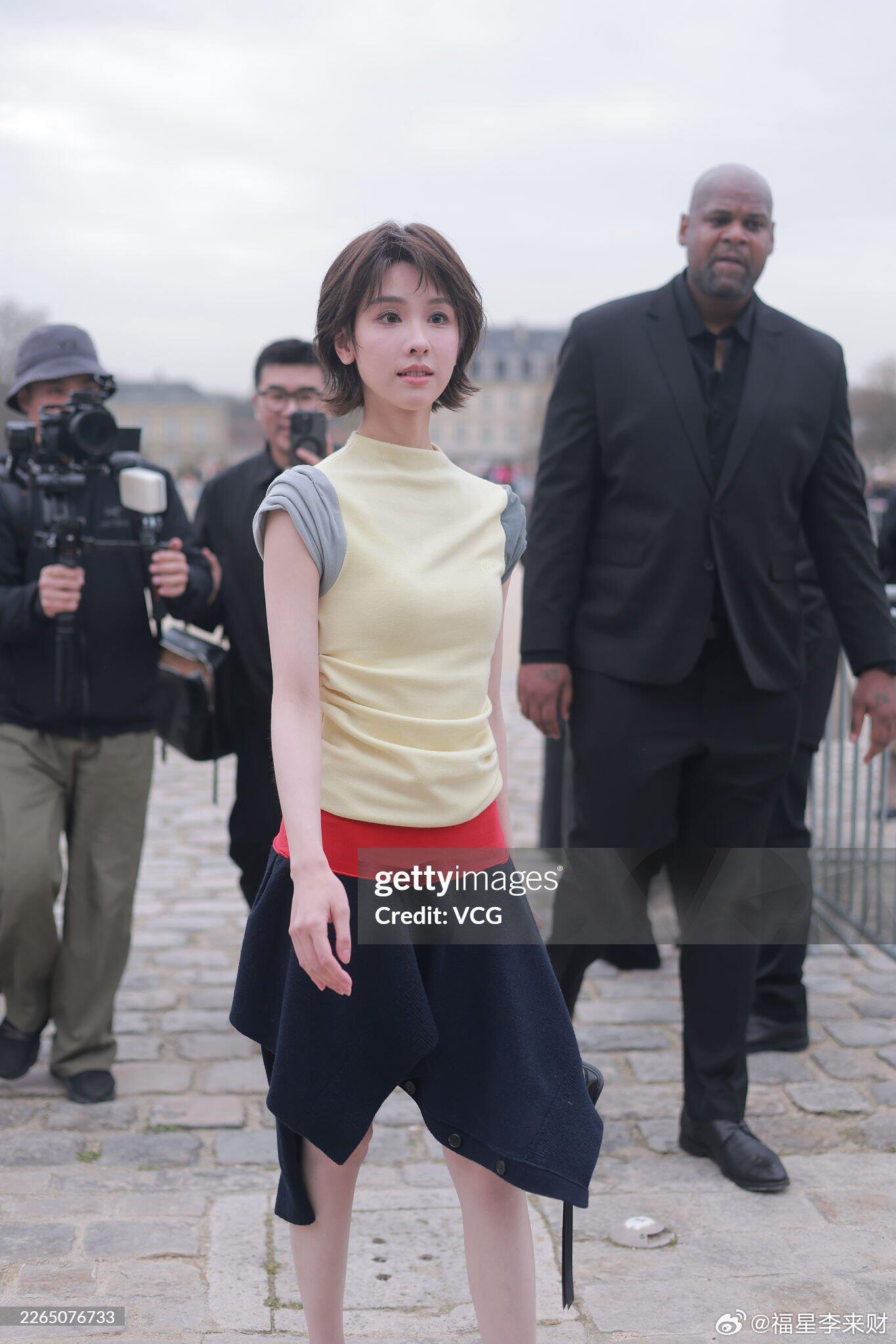 陈都灵巴黎看秀，G社镜头下状态完美！.品牌大使陈都灵亮相巴黎时装周LOEWE秋冬