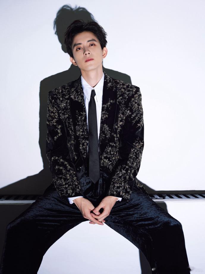 黑调王子敖瑞鹏敖瑞鹏尖叫之夜重工刺绣黑西装造型黑调王子敖瑞鹏，敖瑞鹏尖叫之夜重