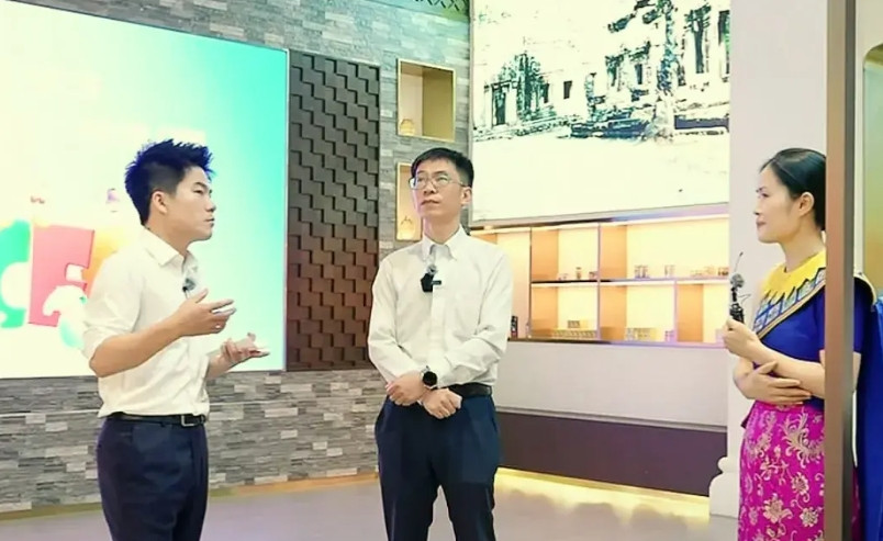 今天与董宇辉全程陪同直播的原来是他啊周密，挂职广西省商务厅问题是，人家197