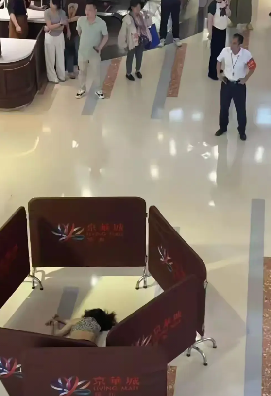昨天刷到一则新闻，是一女孩和男朋友一起逛商场，因为买什么饮料产生了争执，女孩子直
