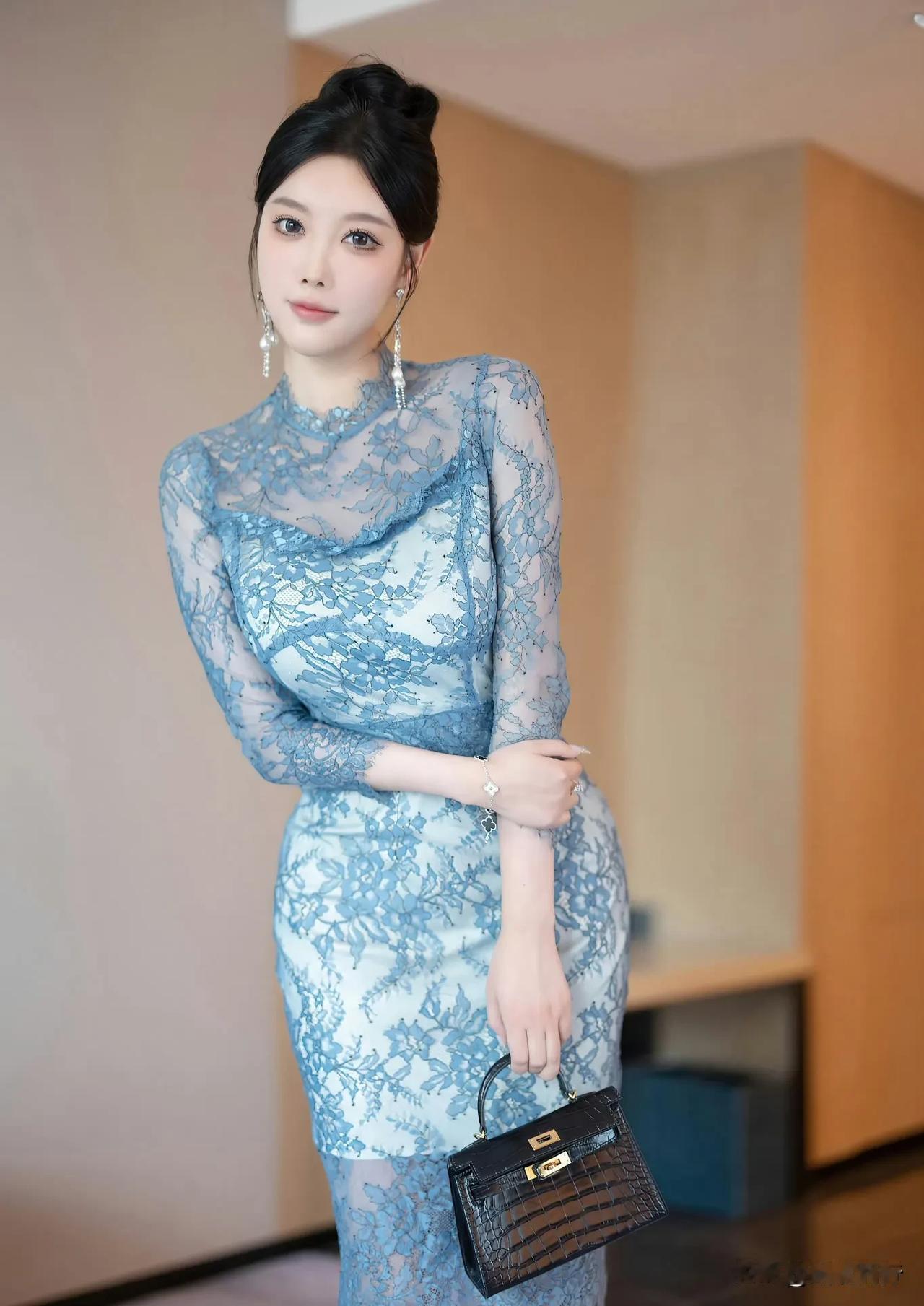 优雅知性，越简单越显气质熟龄女性怎么打造气质穿搭女生怎么穿搭会看上去很优雅熟女