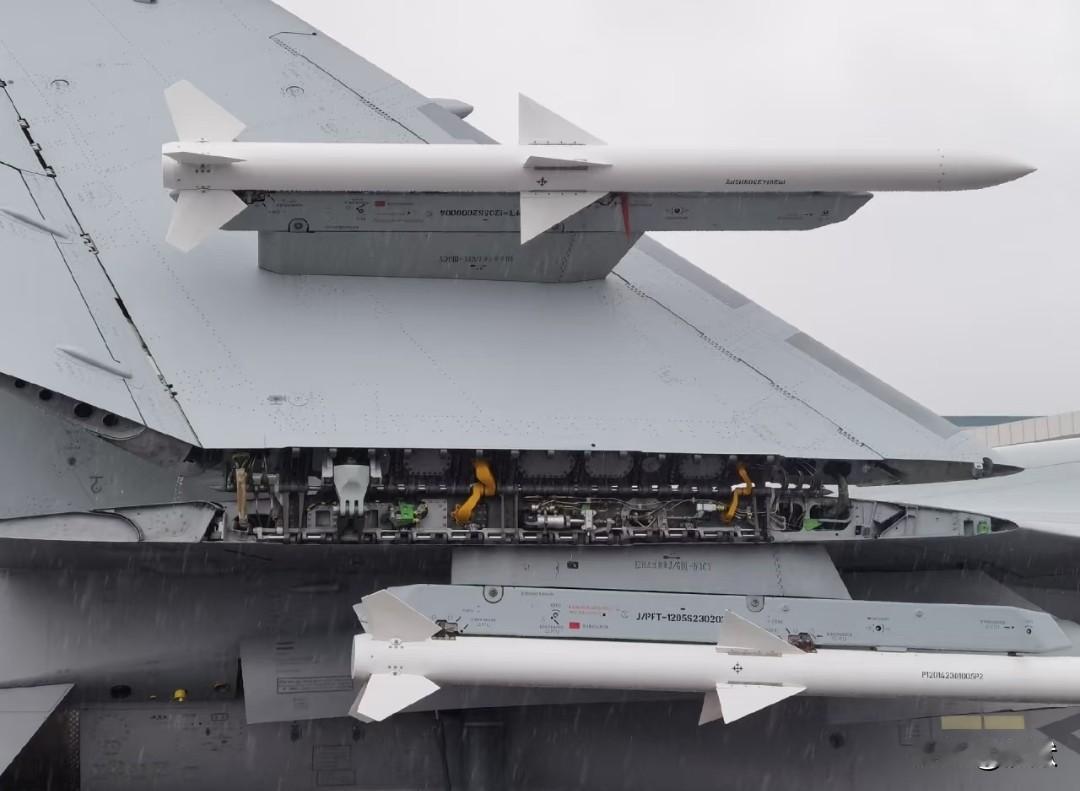 【珠海航展回顾——歼15T首次公开亮相】歼15T是我国首款弹射型舰载战斗机，属于