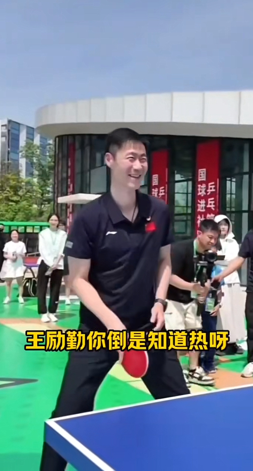 只有王力勤笑了，其他队员满脸的无奈[捂脸哭]我不知道他怎么想的。不是要集训打