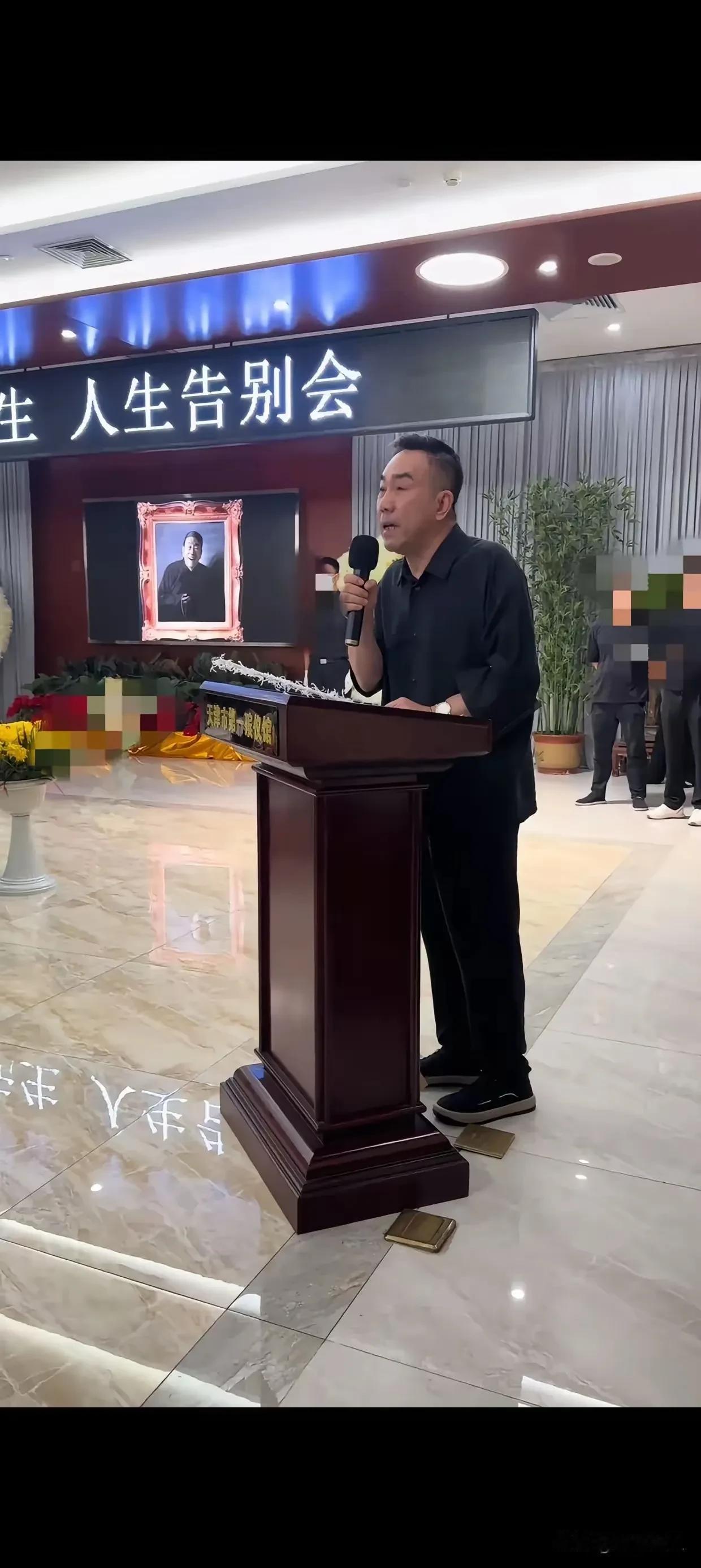 杨少华告别仪式扯下了相声圈的遮羞布场面乱哄哄不说有个很重要的细节发现没有，那