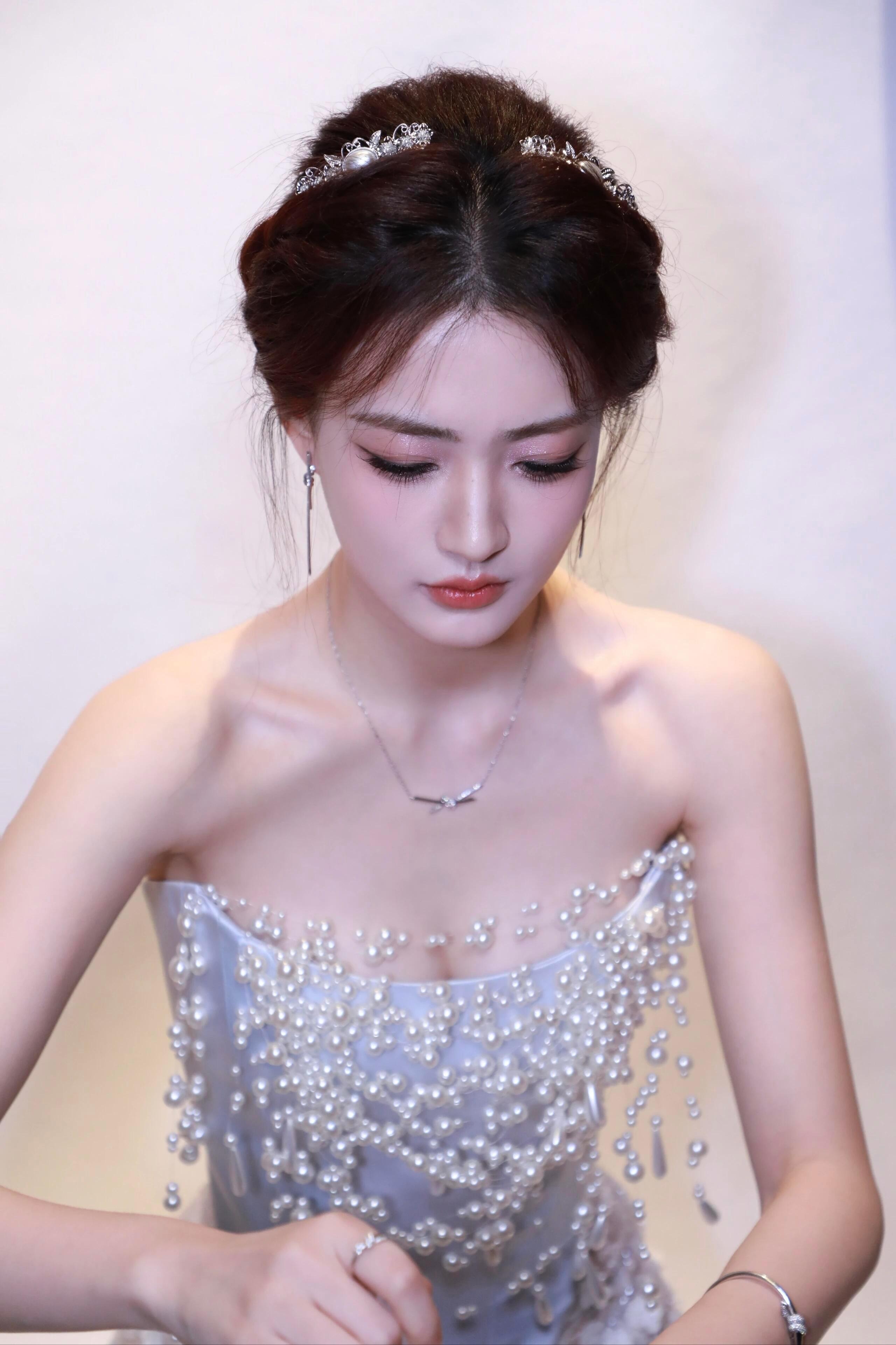 徐璐珍珠抹胸蕾丝裙