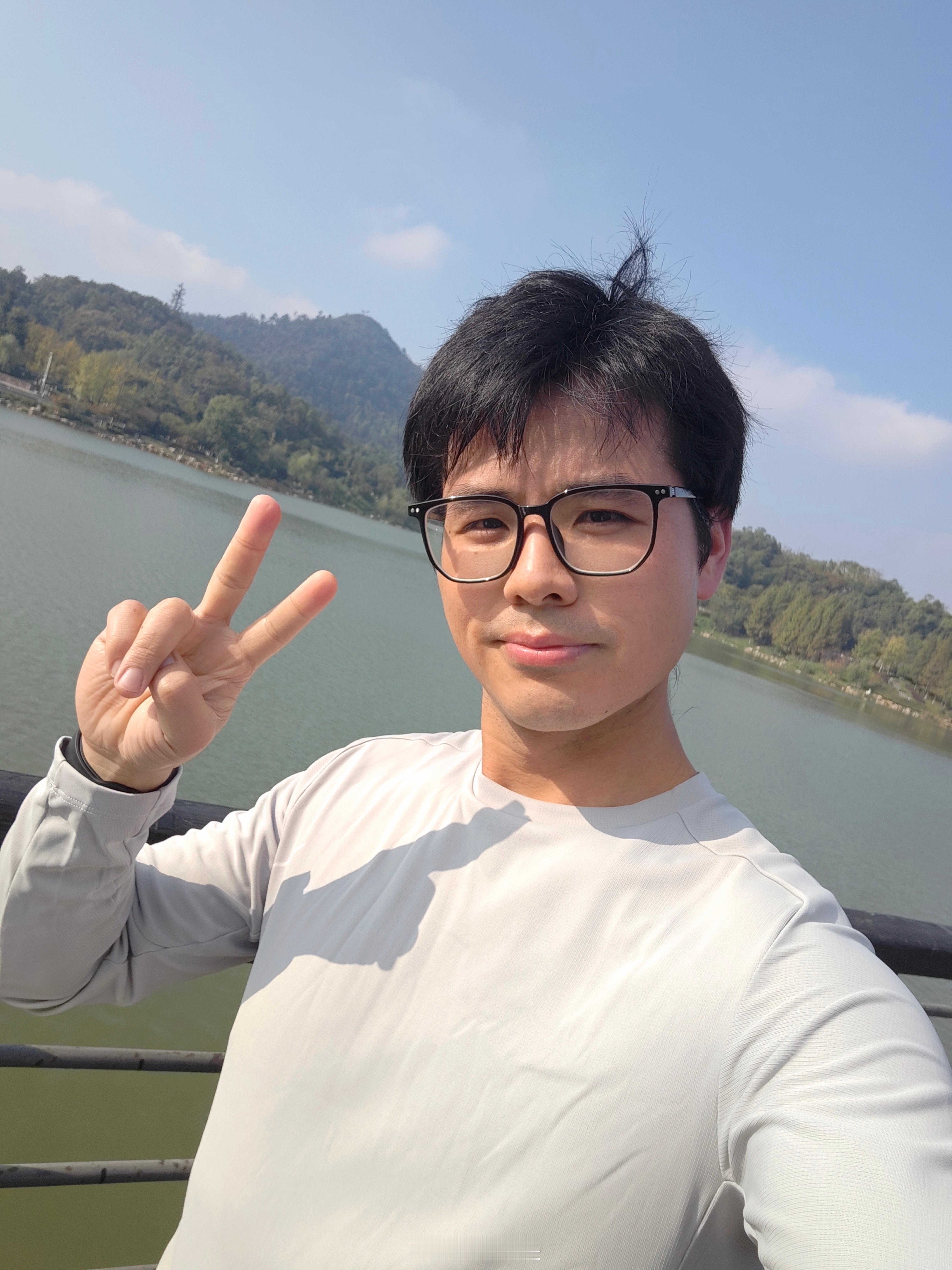 跟朋友聊天，他问我为什么这么粉雷军？为什么每次小米有点什么负面新闻，总忍不住要出
