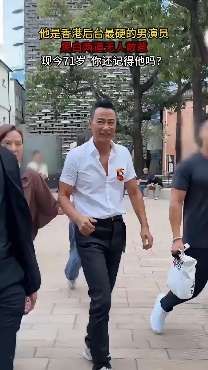 他是香港人，长相很帅气多金，他如今已经70多岁了，看着不像顶多就是50多岁的模样