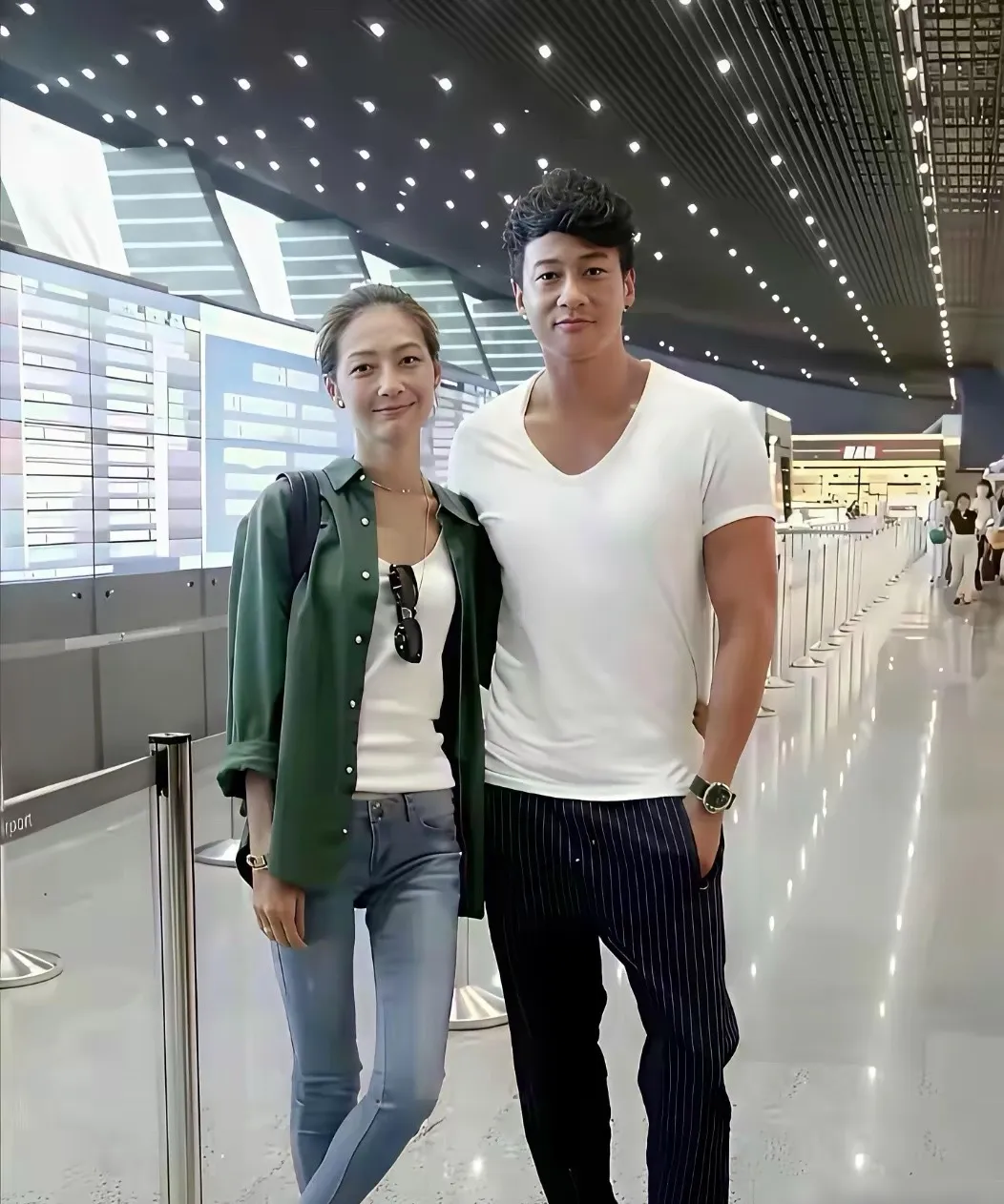 这才是顶配夫妻相！何润东夫妇同框，连眉眼弧度都在撒糖！机场偶遇何润东和妻子