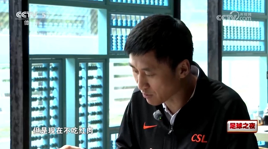 马宁在央视足球之夜节目中谈到了自己的饮食：“体脂现在差不多11左右吧...