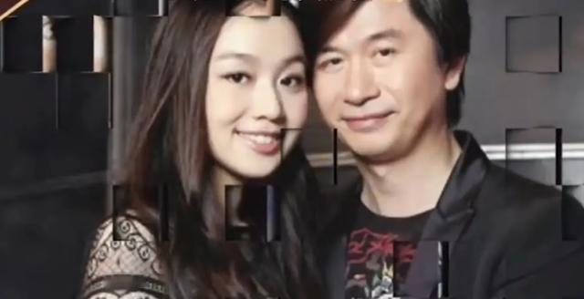 2010年，黄舒骏在一档节目中当评委，当时只有21岁的张菁芳去参加初选，一首歌还