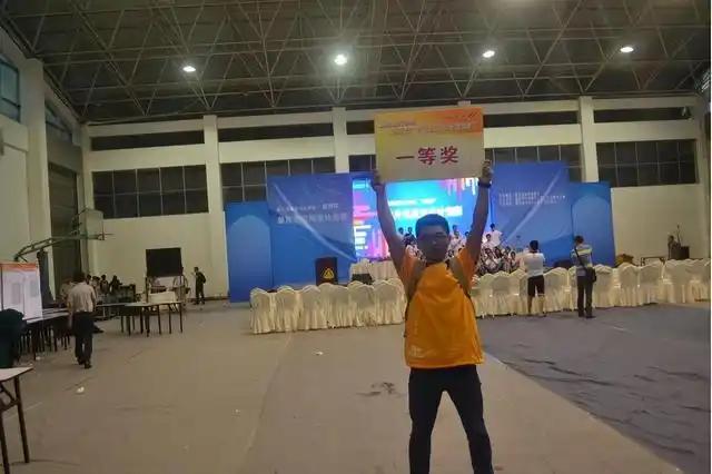 太励志了！重庆一男子在读职高期间，去电子厂打工，每天辛苦重复的工作和微薄的工资让