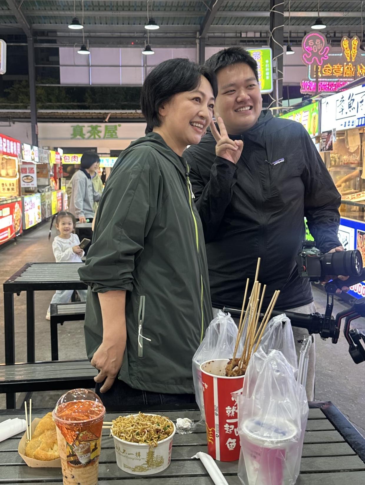 53岁罗海琼在武汉逛夜市被偶遇，她的穿衣打扮低调朴素，完全没有星味了！看起来和普