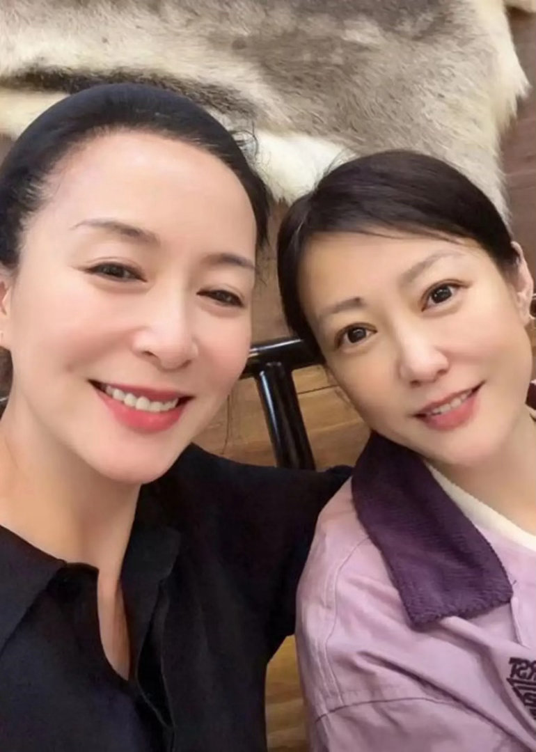 48岁郝蕾回吉林老家，姐姐带着鲜花来车站接她。郝蕾应该是家中独女，并没有亲兄弟姐