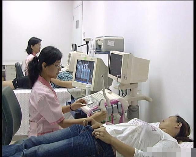 95后产妇生孩子, 陪产家属十好几人, 看到孩子后才明白是什么原因