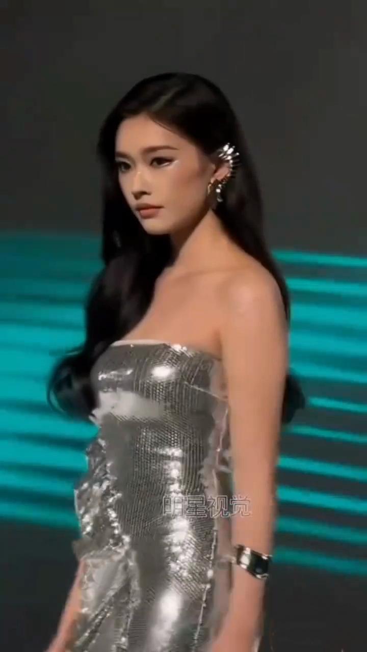 林允，性感女神气质大片[赞][赞]娱乐性感气质